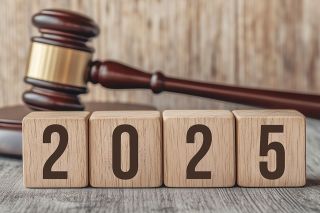 Foto: Richterhammer und Aufschrift 2025